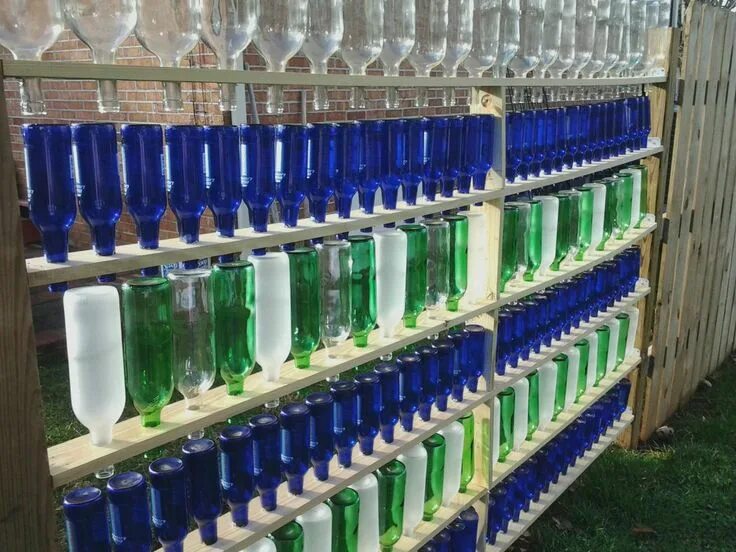 Забор из полторашек фото 11 Greenhouse Ideas for Gardening Plastic bottle greenhouse, Wooden greenhouses,