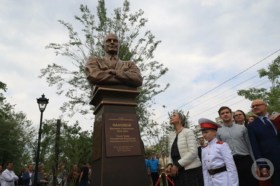 Лановой пробуждая. Памятник Василию Лановому Волгоград. Бюст Ланового в Волгограде. Памятник Василию Лановому Волгоград скульптор.