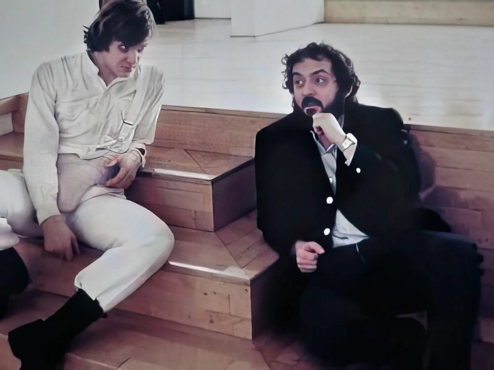 Апельсин кубрик. Стэнли кубрик и малкольм макдауэлл. Стэнли кубрик заводной апельсин. Стэнли кубрик заводной апельсин. Стэнли кубрик заводной апельсин.