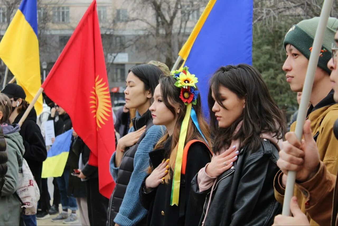 Митинги в поддержку украины. Бишкек митинг за Украину. Митинги в Ташкенте в поддержку Украины. Мирный митинг Украины и России.