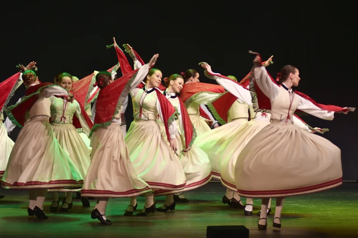 Народные танцы. Народные танцы Эстетика. Русские народные танцы Эстетика. Национальные танцы.