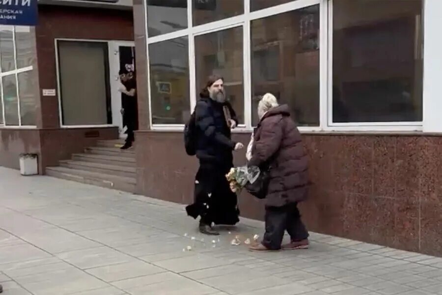 Священник ударил священника. Священник ударил человека. Епископ мытищинский феофилакт ударил. Священники ессентукской епархии. Священник ударил священника.