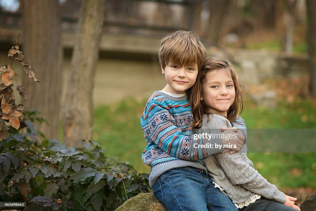 2 мальчика и 2 девочки. 18 2 мальчика 1 девочку. Картинки для детей. Близнецы малыши. Старший братик и сестренка.