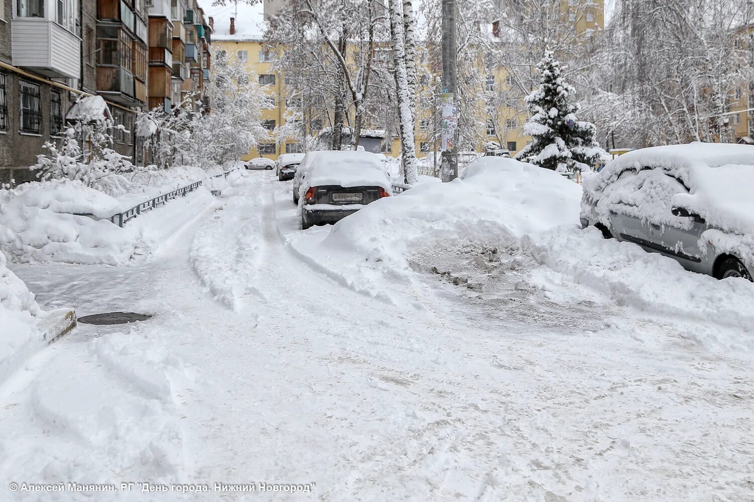 Во дворе был снежный. Во дворе был снежный. Сугробы во дворе. Снежный двор. Снежный двор.