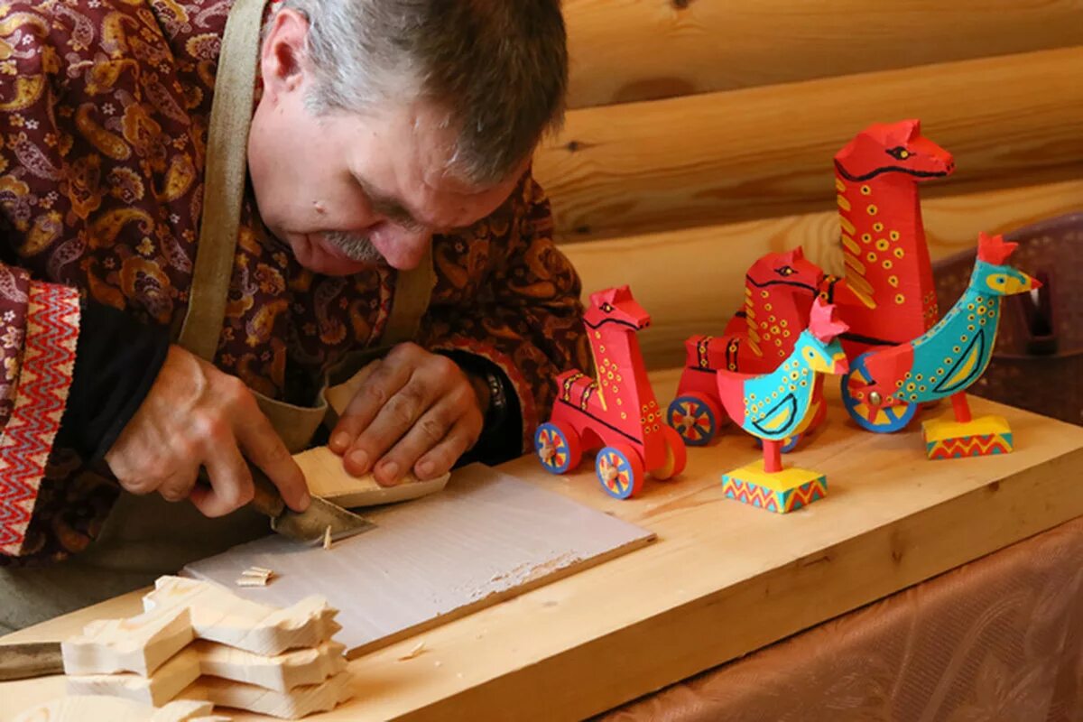 Промысел среда. Деревянные народные игрушки. Деревянное ремесло. Богородские игрушки из дерева. Мастер деревянных игрушек.