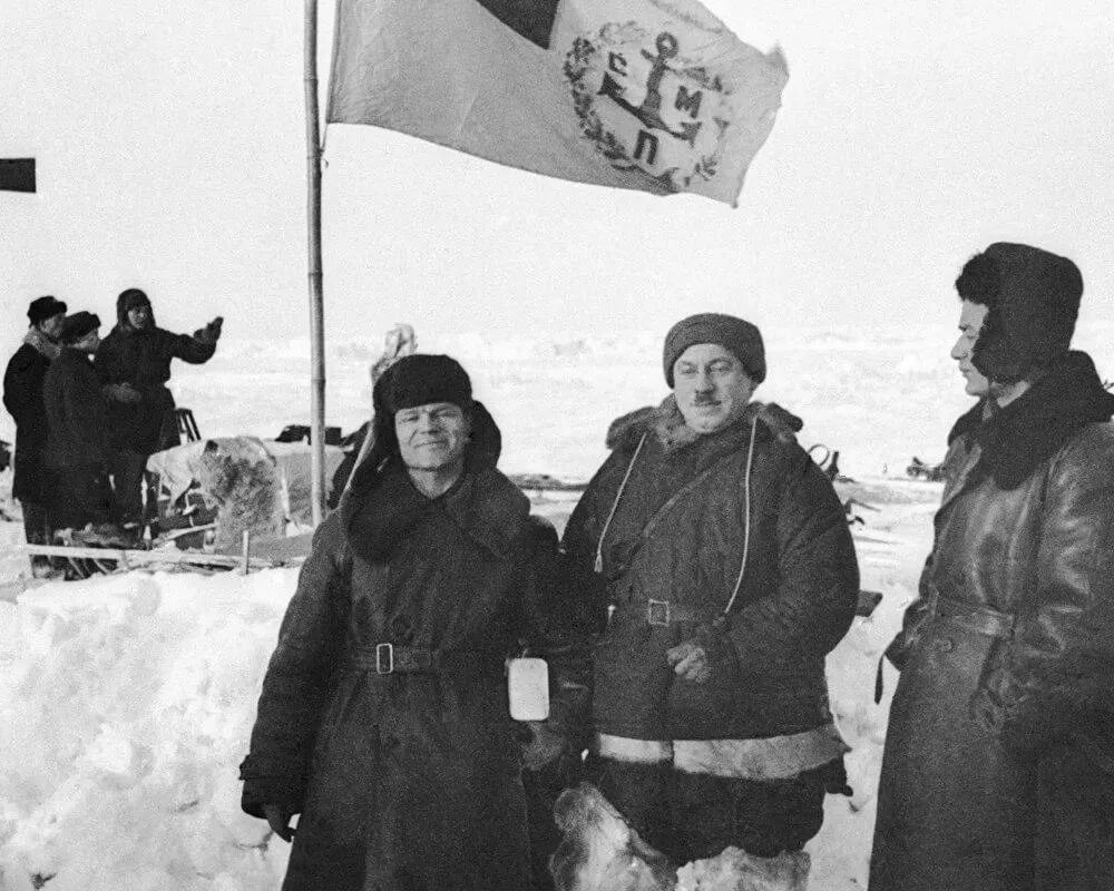 North pole 1. Станция Северный полюс1 Папапнин. Северный полюс 1 станция дрейфующая первая Папанин. Папанин Экспедиция на Северный полюс.