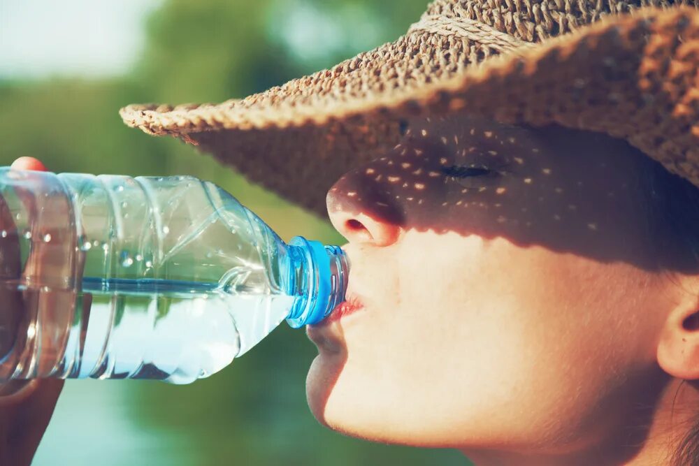 Пить воду. Пить воду в жару. Питье летом в жару. Девушка пьет воду. Жадно пьет воду