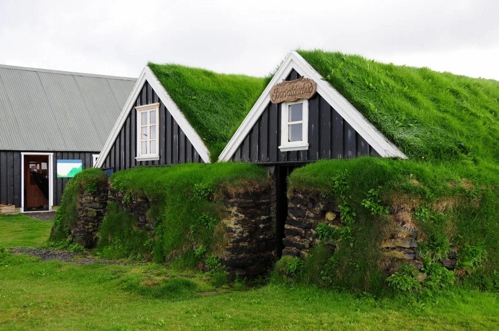 Земляная крыша. Дерновые дома в Исландии. Зеленая кровля Скандинавия. Торфяной домик Исландия. ЭКОДОМ В Исландии.