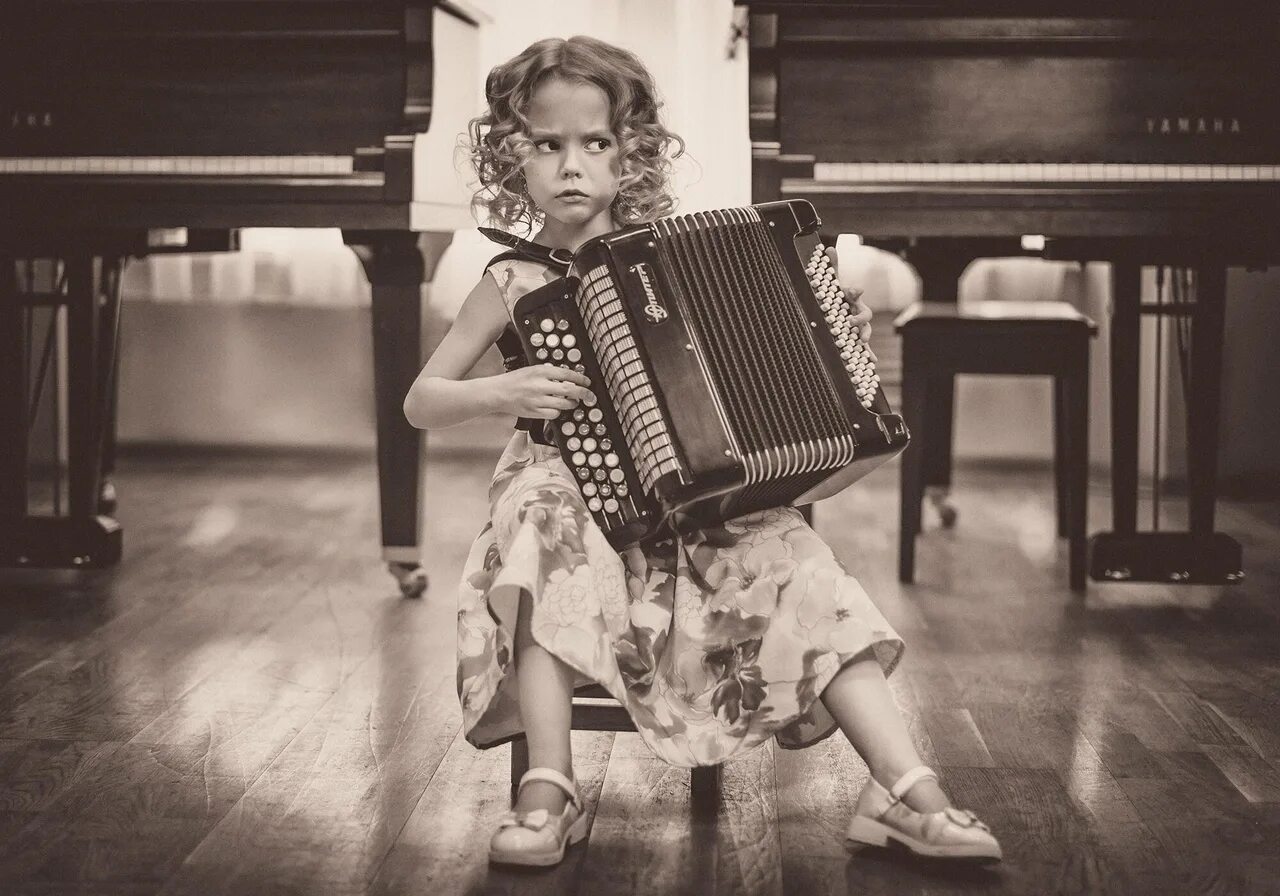 Ксения сидорова аккордеонистка. Девочка играет на аккордеоне. Баян для детей. Девочка с гармошкой. Девочка баян ульяна ковач.
