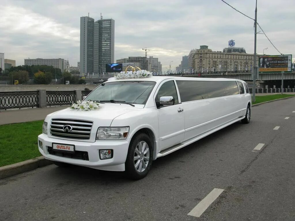 Chrysler 300c limousine. Арендовать лимузин с водителем. Инфинити лимузин вместимость. Chrysler 300c лимузин. Кадилка лимузин джип.