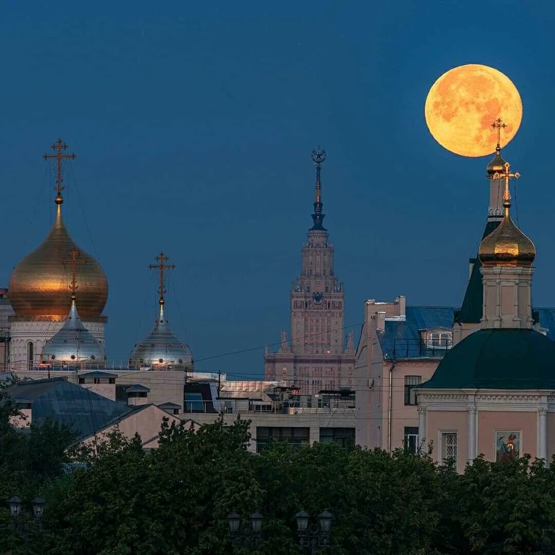 Луна в москве купить. Луна в Москве. Луна над собором. Большая Луна в Москве. Луна над Церковью.