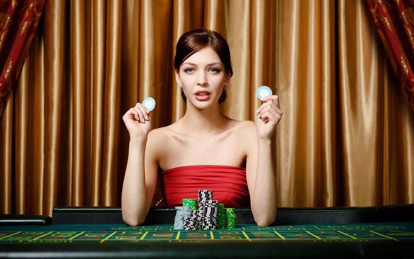 В предвкушении азарта. Красивая девушка казино. Дамы в казино. Девушка за покерным столом. Фотосессия в казино.
