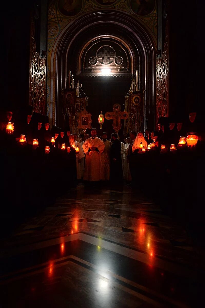 Годеново ночная литургия. Афон монастырь архангела михаила лампада. Пасхальное ночное богослужение храм христа спасителя. Ночная пасхальная служба. Афон скит св.