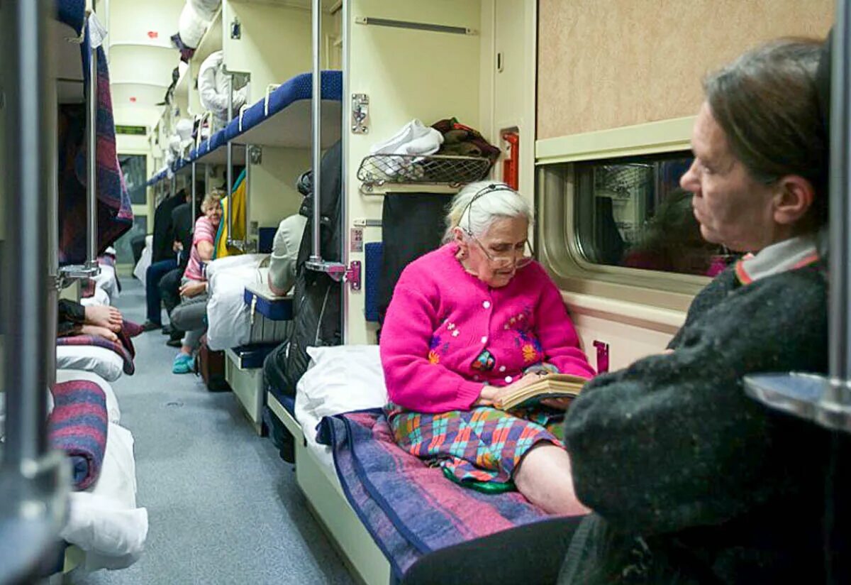 Пенсионеры в поезде. Бабушки в электричке. Плацкарт в поезде. Бабки в поезде. Яжемать истории поезд
