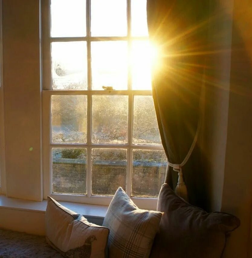 Мне солнышко в окно стучит. Солнце в окне. Солнечные лучи в окне. Искры солнечных лучей в окне. Арт Солнечный Луч светящий в окно.
