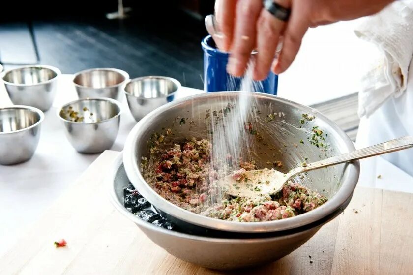 Соль для еды. Что если есть много соли. Человек с едой. Пересаливаю пищу. Блюда с солью.