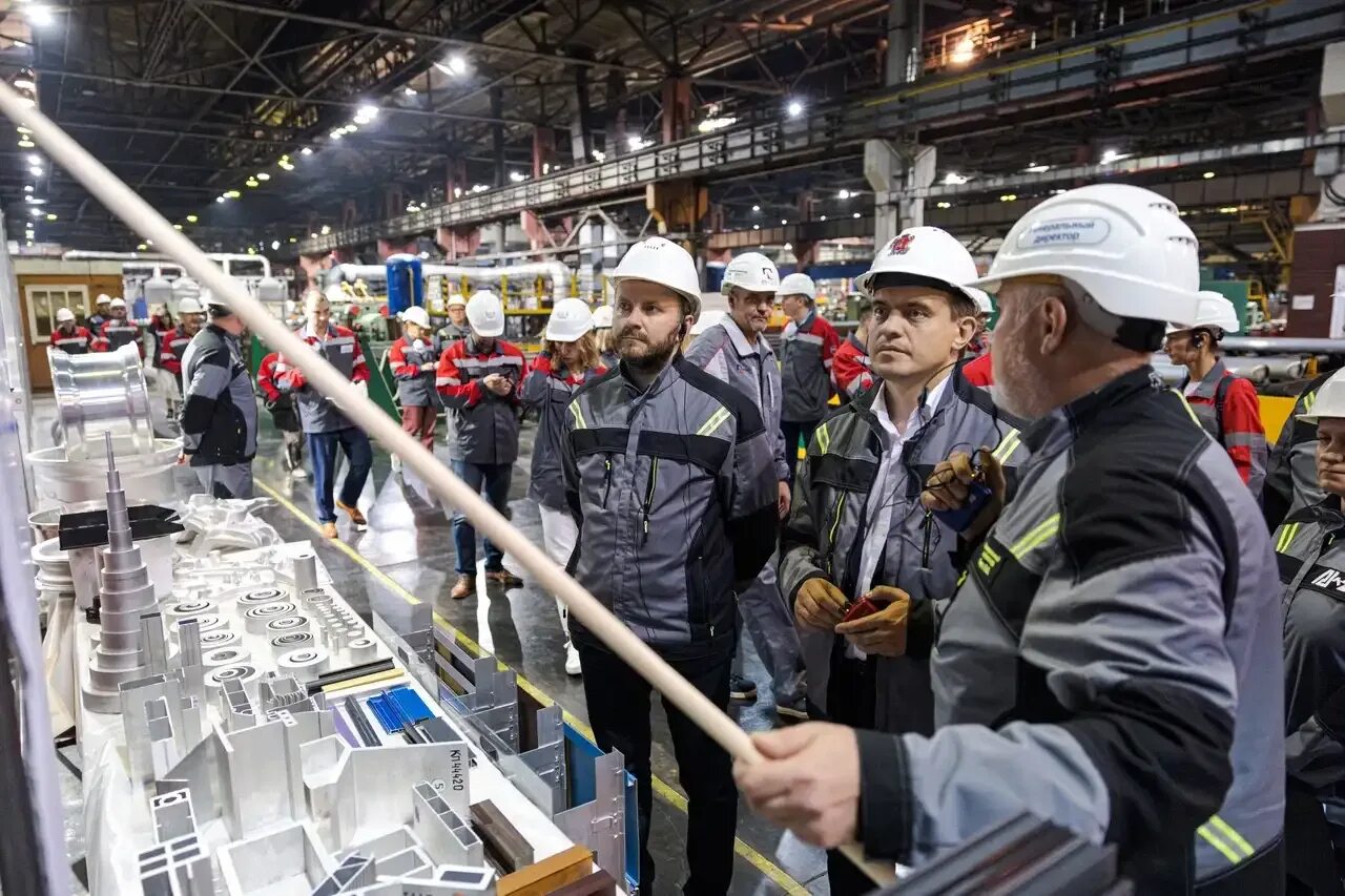 Помощник красноярск. Рабочий визит губернатора на завод. Машиностроительное предприятие борус фото красноярск. Талюк алексей борисович. Металлическое оборудование.