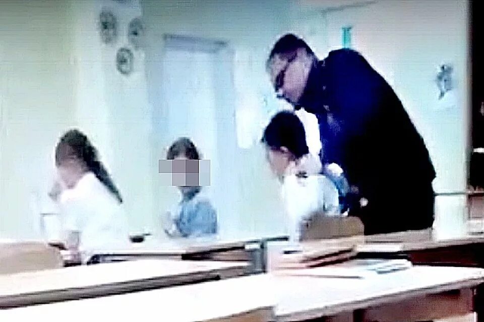 Учитель довел ребенка. Учитель отчитывает школьника. школьники доводят учителя. учитель заступается за ученика. учитель сзади.
