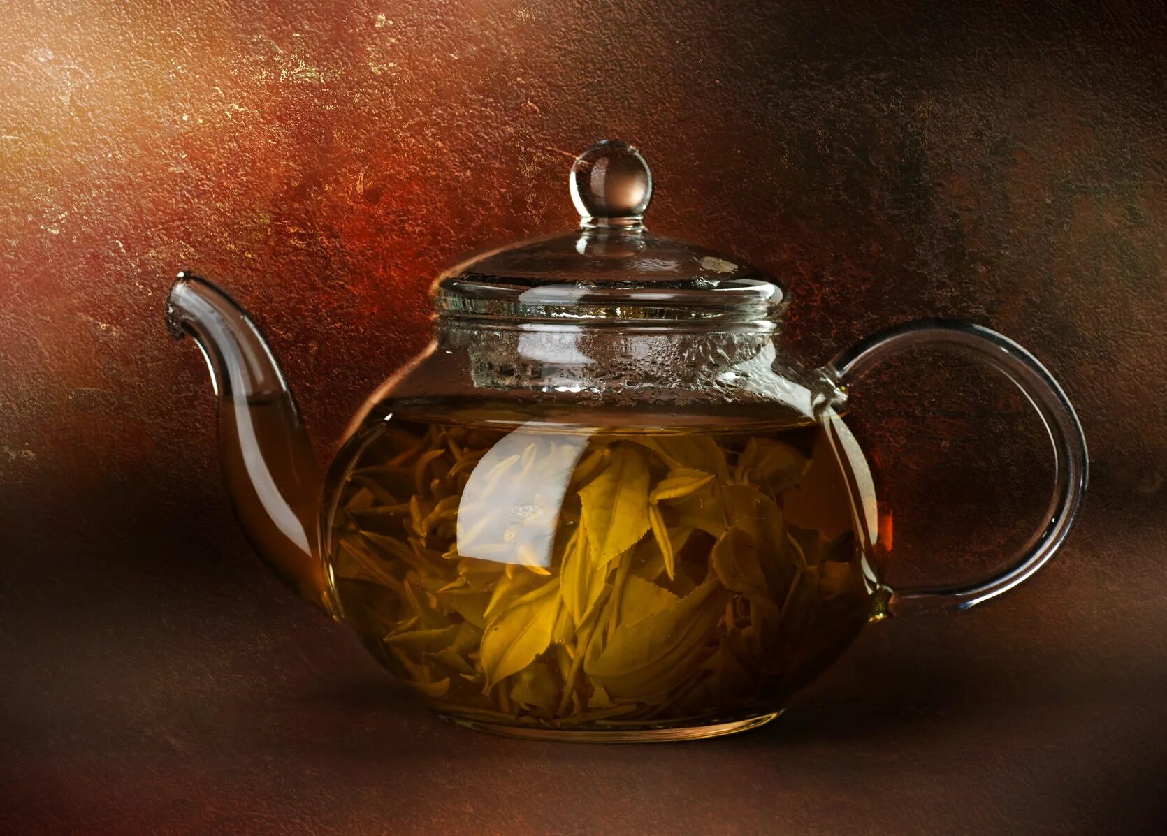 Чайник снизу. Зеленый чай «‎Сенча» в чайнтке. Чай в чайнике. Чайник для чая заварочный. Чайник с чаем.