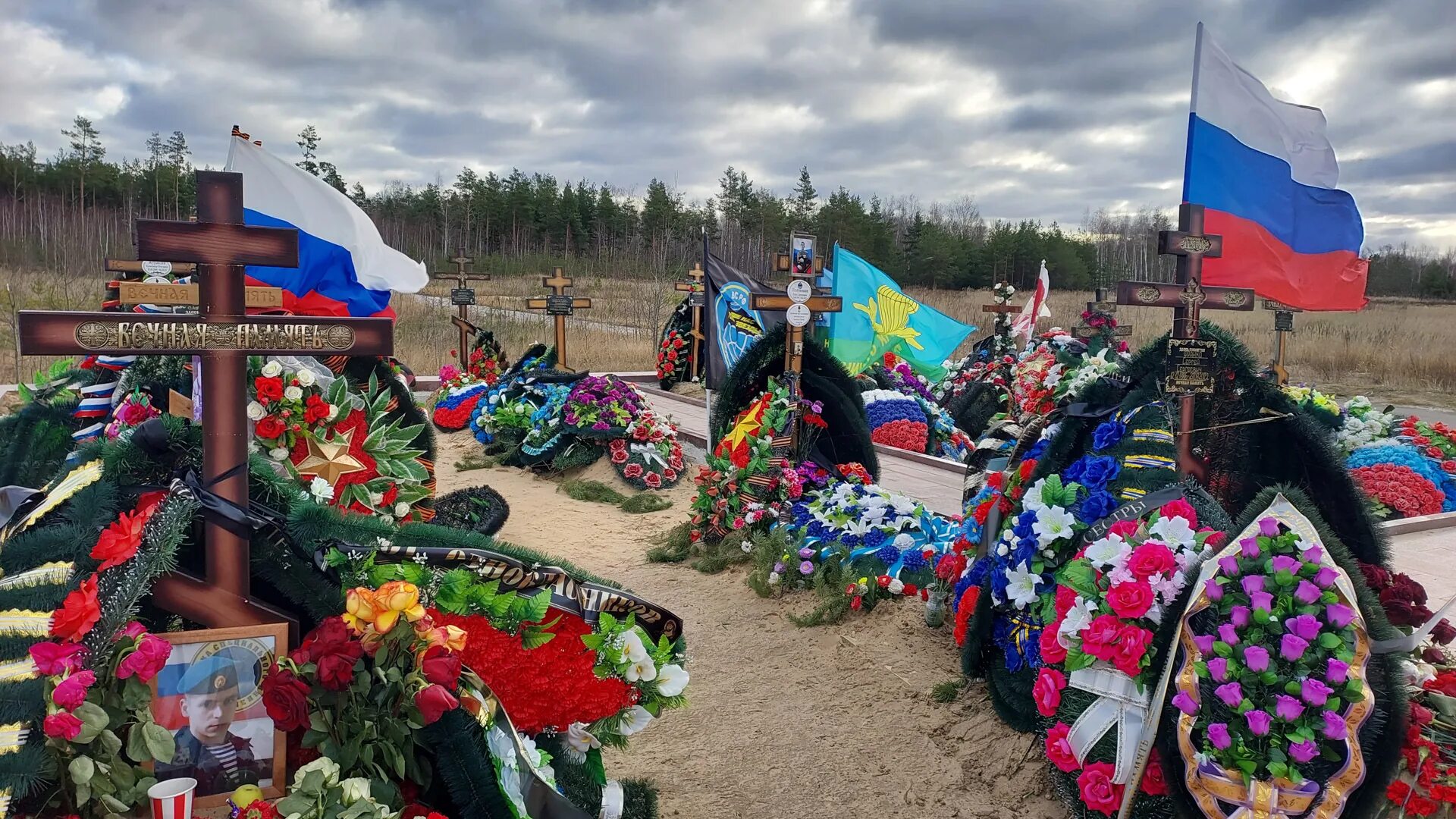 Сколько погибших на сво официально. Могилы российских солдат погибших в Украине 2023. Новосормовское кладбище Нижний Новгород. Новосормовское кладбище аллея славы. Аллея ветеранов Новосормовское кладбище.