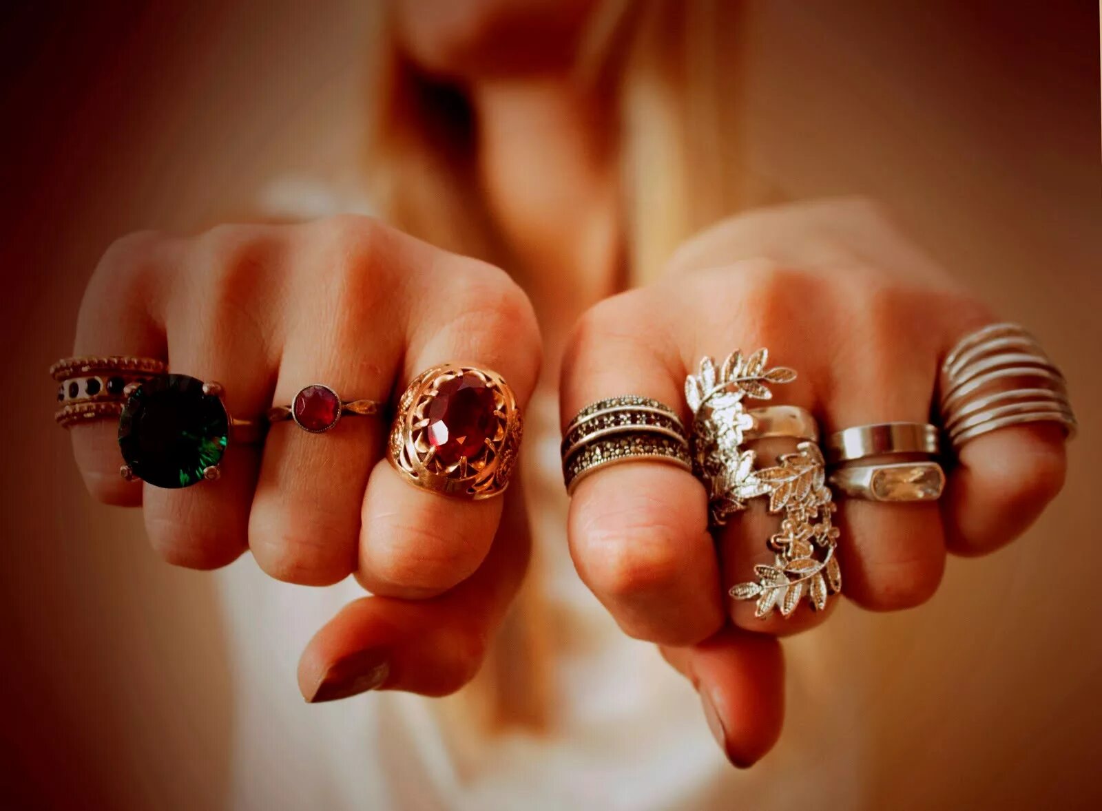 Можно носить чужие кольца. Ювелирные украшения. Кольцо на пальце. Необычные ювелирные украшения. Кольцо (украшение).