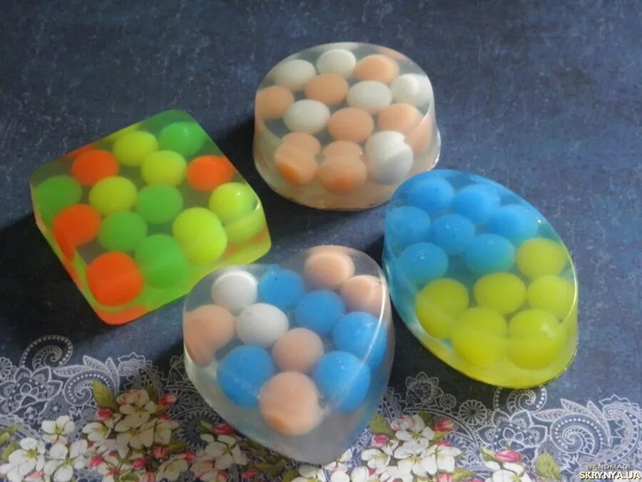 Мыло шарами. Мыловарение с шариками. Мыло с шариками внутри. Форма шар в мыловарении. Мыло с цветными шариками.