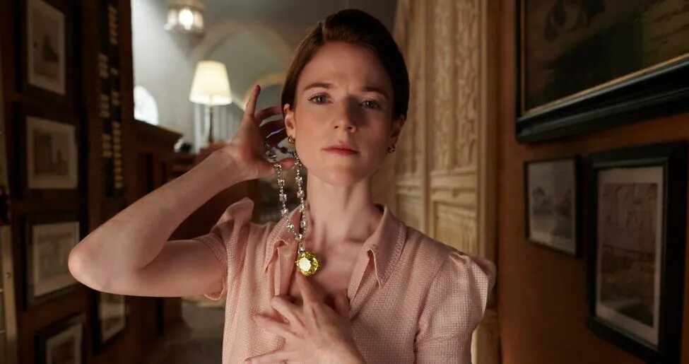 Lesley manville the crown. 10000 лесли. Роуз лесли 2024. Мост в терабитию лесли берк. 10000 лесли.