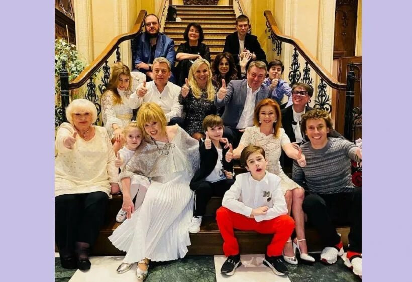 Пугачева танцует. Алла пугачёва в платье. Где встретила новый год пугачева. Дети аллы пугачевой и максима галкина 2022. Пугачева и галкин фото 2022.