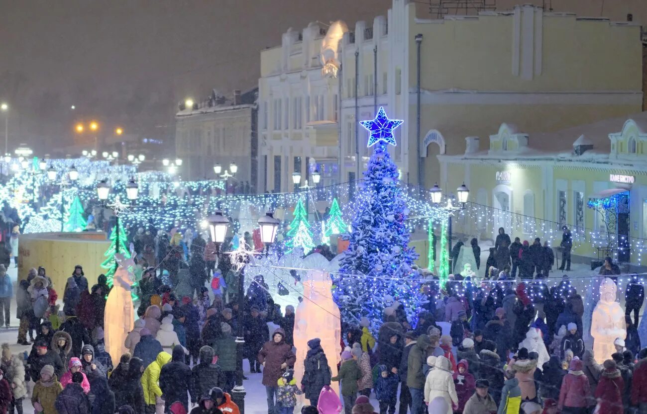 Куда сходить в барнауле зимой. Арбат барнаул зимой. новый год на арбате в барнауле. барнаул новый год. новогодний барнаульский арбат.