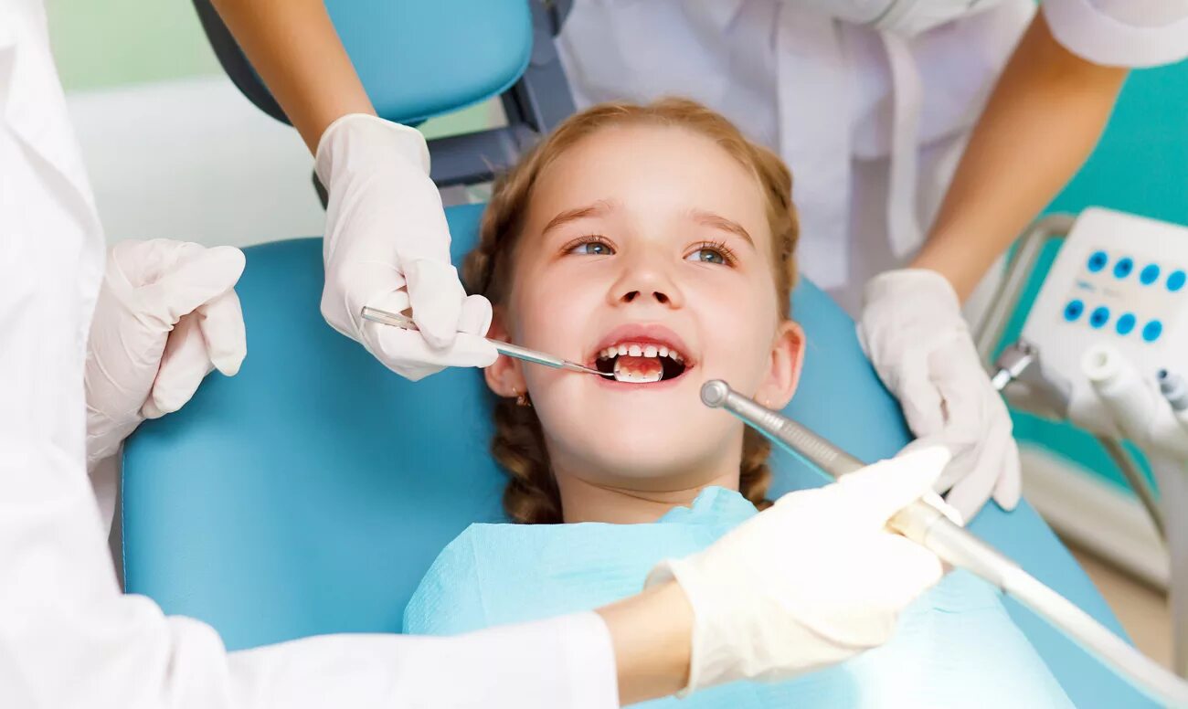 Лечение полости рта и зубов. Детская стоматология. Стоматология дети. Ребенок у стоматолога.