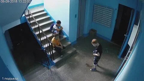 Видео писающих в подъезде