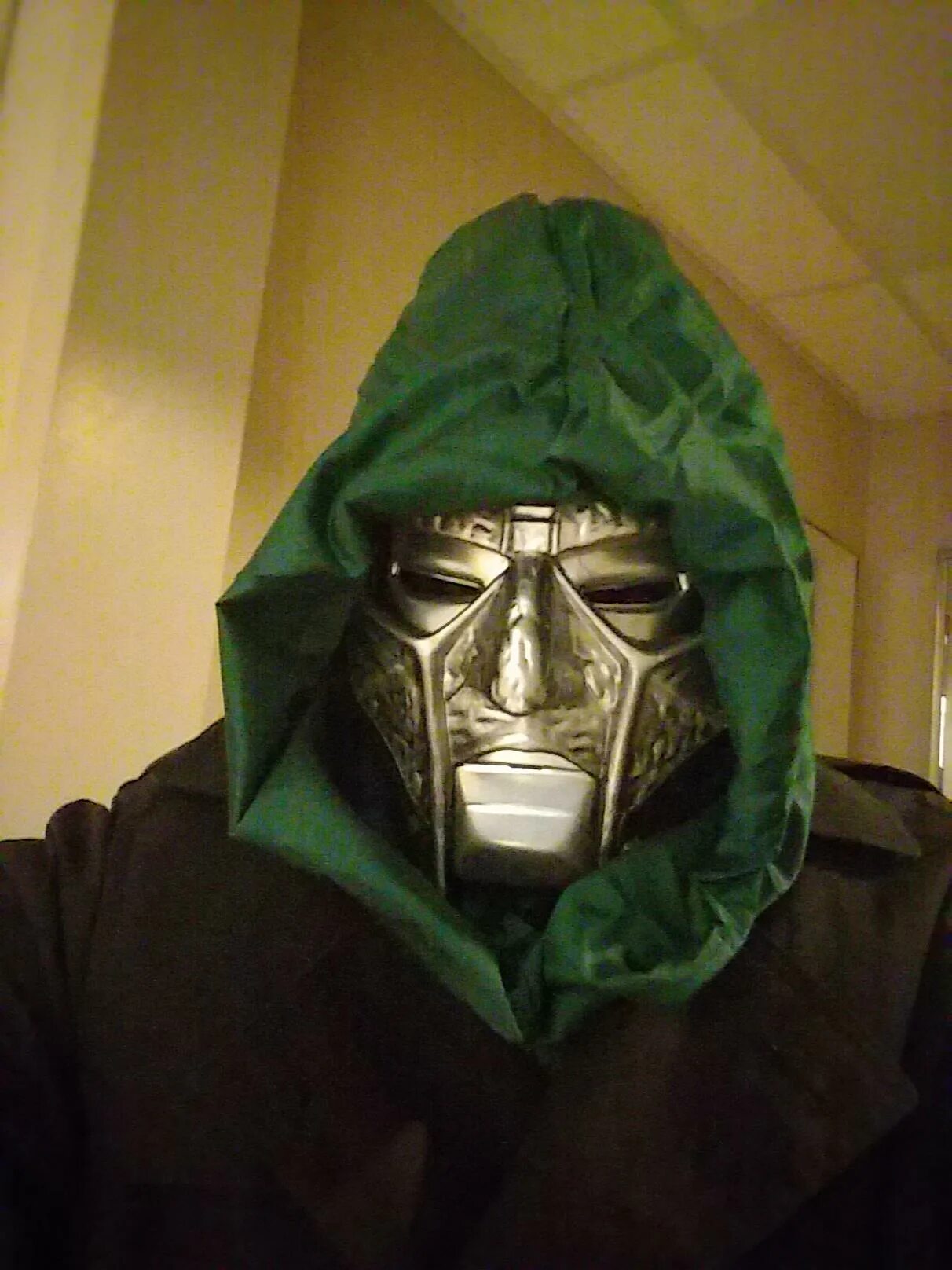 Маски doom. Маска доктора дума. mf doom маска. доктор дум марвел без маски.