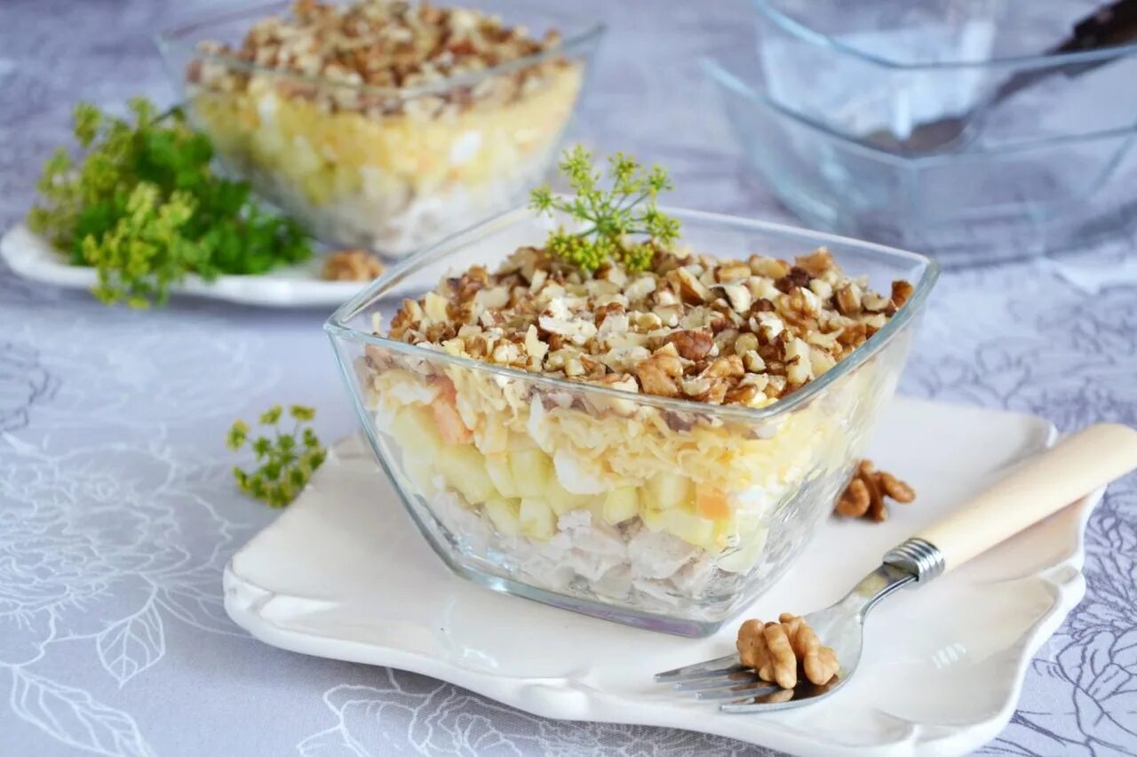 Как называется салат с курицей и ананасами. Салат с ананасом и курицей. салат с ананасом и курицей и грецкими орехами. салат с копчёной курицей и ананасом и грецкими орехами. салат с ананасом и курицей и сыром и грецким орехом.