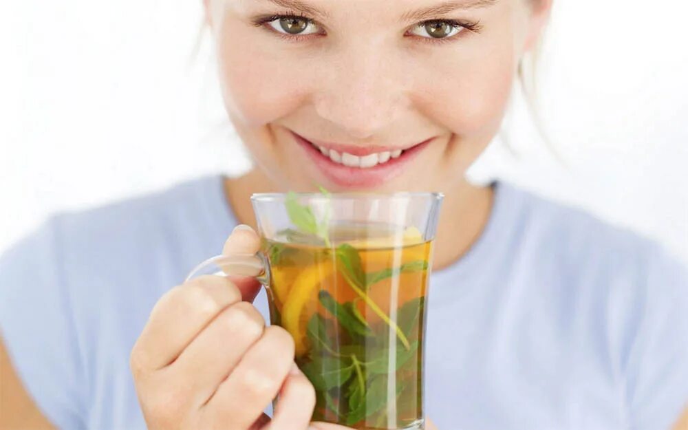 Зеленый чай. Девушка пьет зеленый чай. Женщина пьет травяной чай. Человек пьет травяной чай.