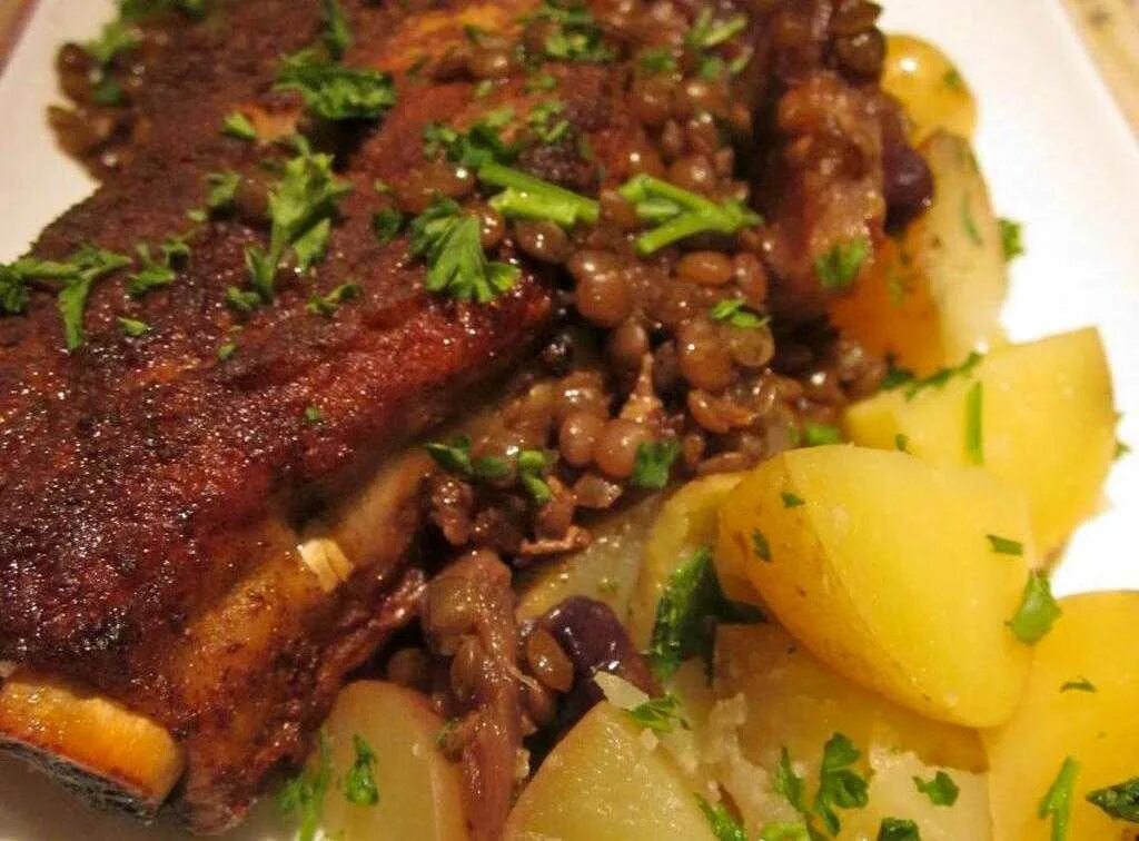 Свиные ребрышки с овощами в духовке рецепты. Ребрышки с картошкой. рёбрышки в духовке с картошкой. свиные ребра с картошкой. рёбрышки свиные в духовке с картошкой.