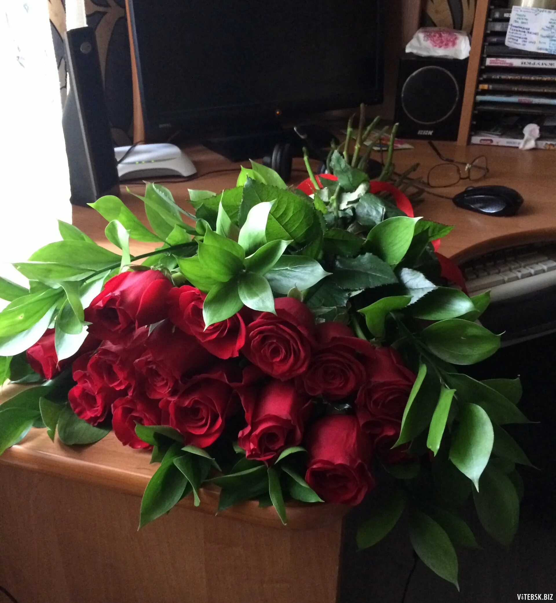 Фото цветов на столе реальные. Букет цветов в офисе. Букет цветов на столе. Цветы на столе в офисе. Шикарный букет на столе.