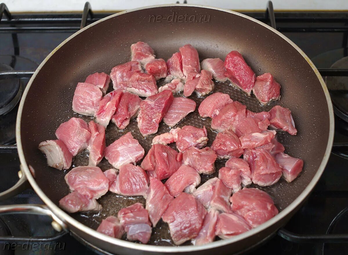 Жарка мяса когда добавлять. Кусочки жареного мяса. жаренье мяса. обжаривание мяса. поджаренная говядина.