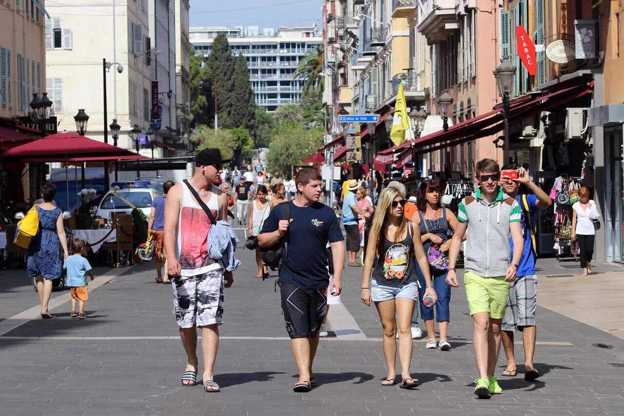 Не последние люди в городе. Люди на улице. Люди в городе. Пешие прогулки по городу. Люди на улице города.