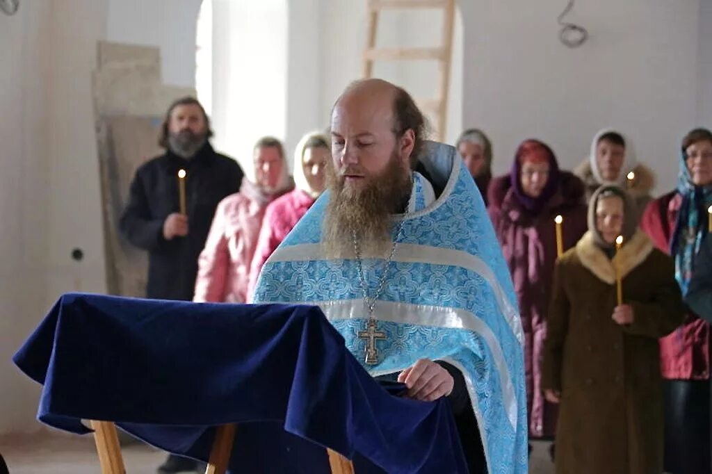 православный священник. христианский священник. иерей сергей аюпов храм новомучеников в строгино. андрей рузанов священик. поп церковь.