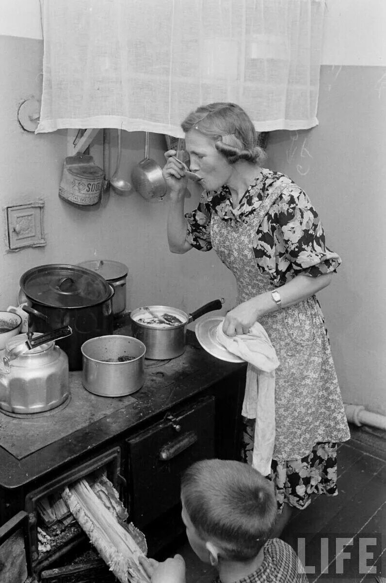 быт современного человека. красивая готовка. советская женщина на кухне. повседневное бытовое. кухня с бытовой техникой.