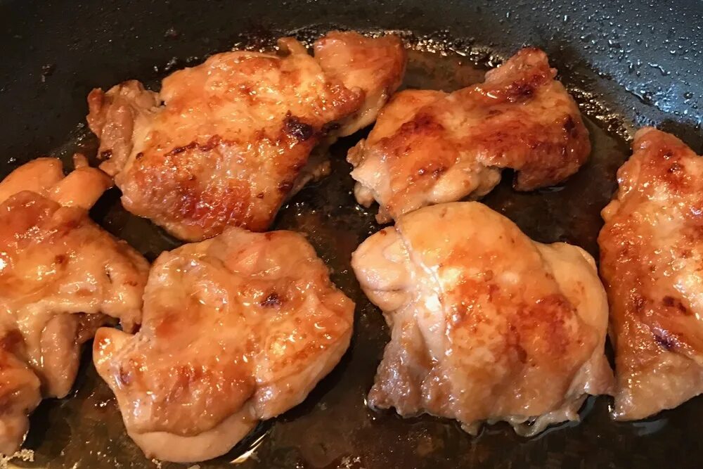 Сколько жарить кусочки грудки на сковороде. Курица в соевом соусе на сковороде. Жареные куриные спинки. Жареная курица в соевом соусе. Курица кусочками на сковороде.