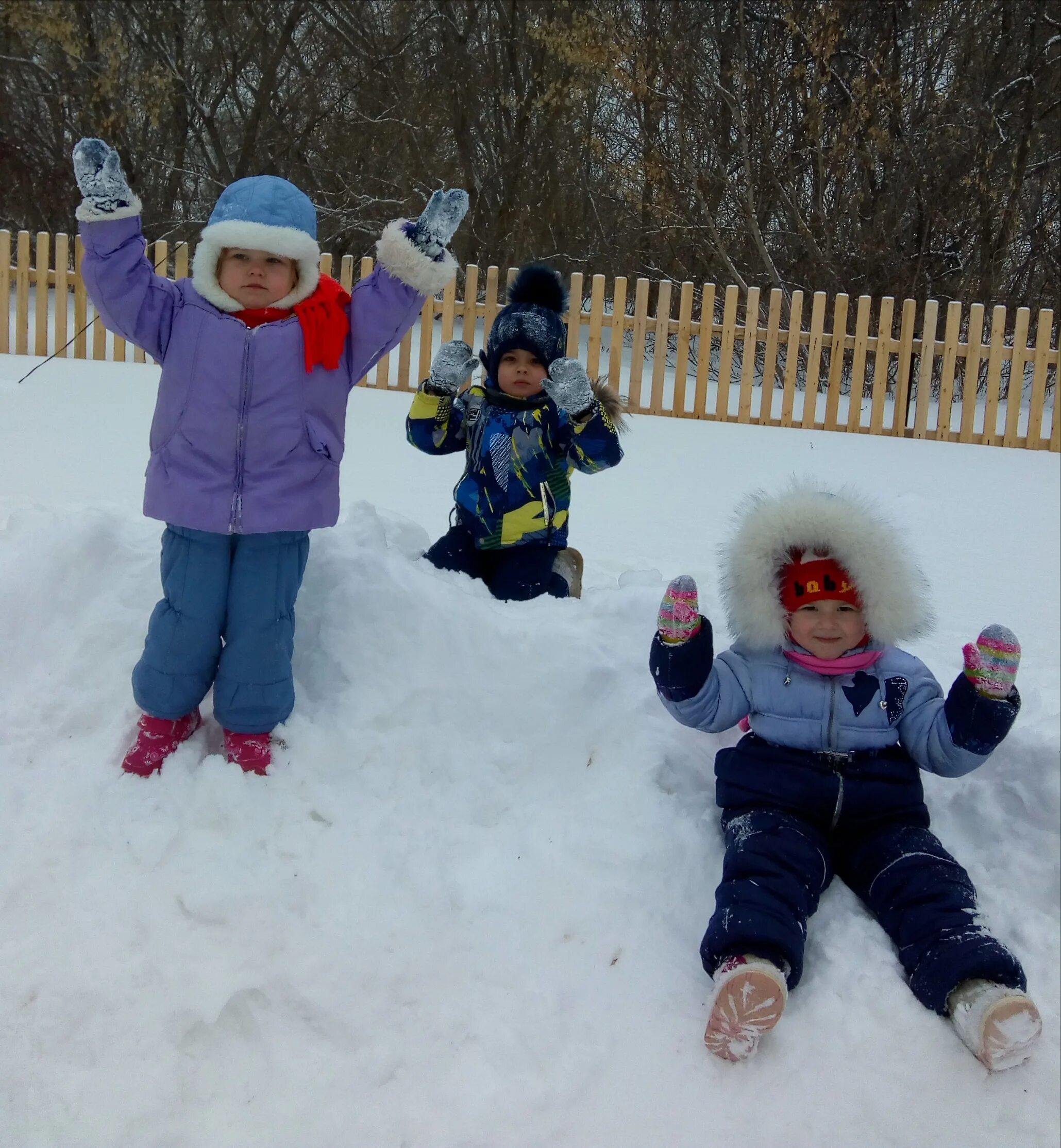 игра в снежки. дети зимой. дети на прогулке зимой. зимние игры во дворе. зимние игры снежки.