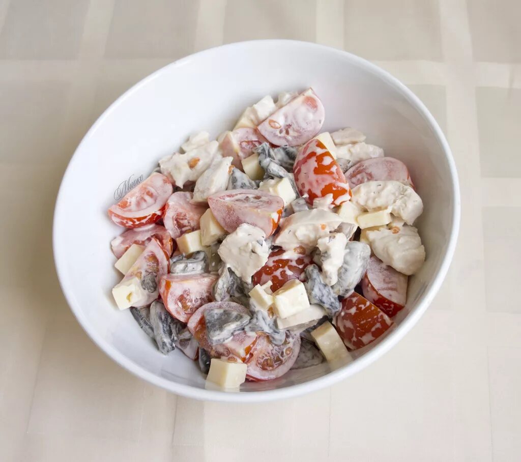 Салат помидор сыр курица копченая мак. Салат с копченой курицей и помидорами и сыром. салат с куриной грудкой и помидорами и сыром. салат курица помидоры сыр. салат с копченой курочкой.