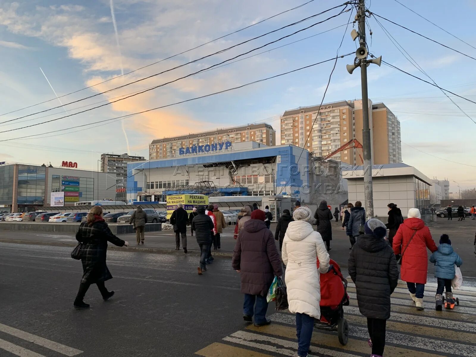 Отрадное метро улице. Кинотеатр Байконур ул Декабристов. Новый кинотеатр Байконур возле метро Отрадное. Метро Отрадное район. Метро Отрадное Москва.