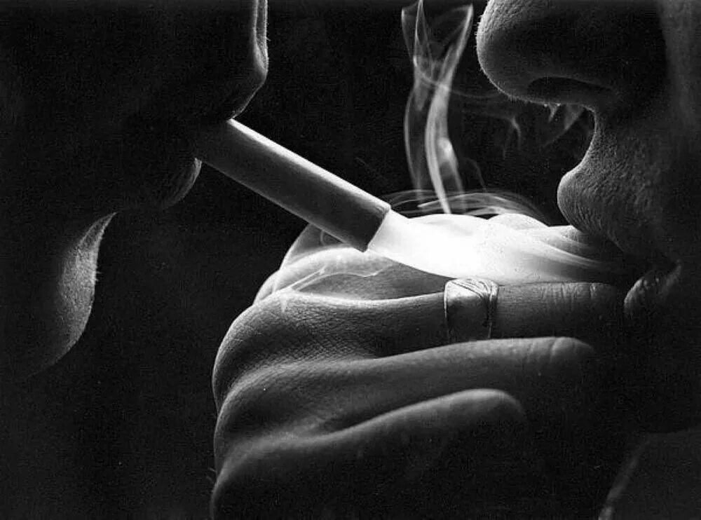 Девушка курит. Парень и девушка пьют. Кудрявая девушка с парнем. Парень курит с девушкой. Курящая пара.