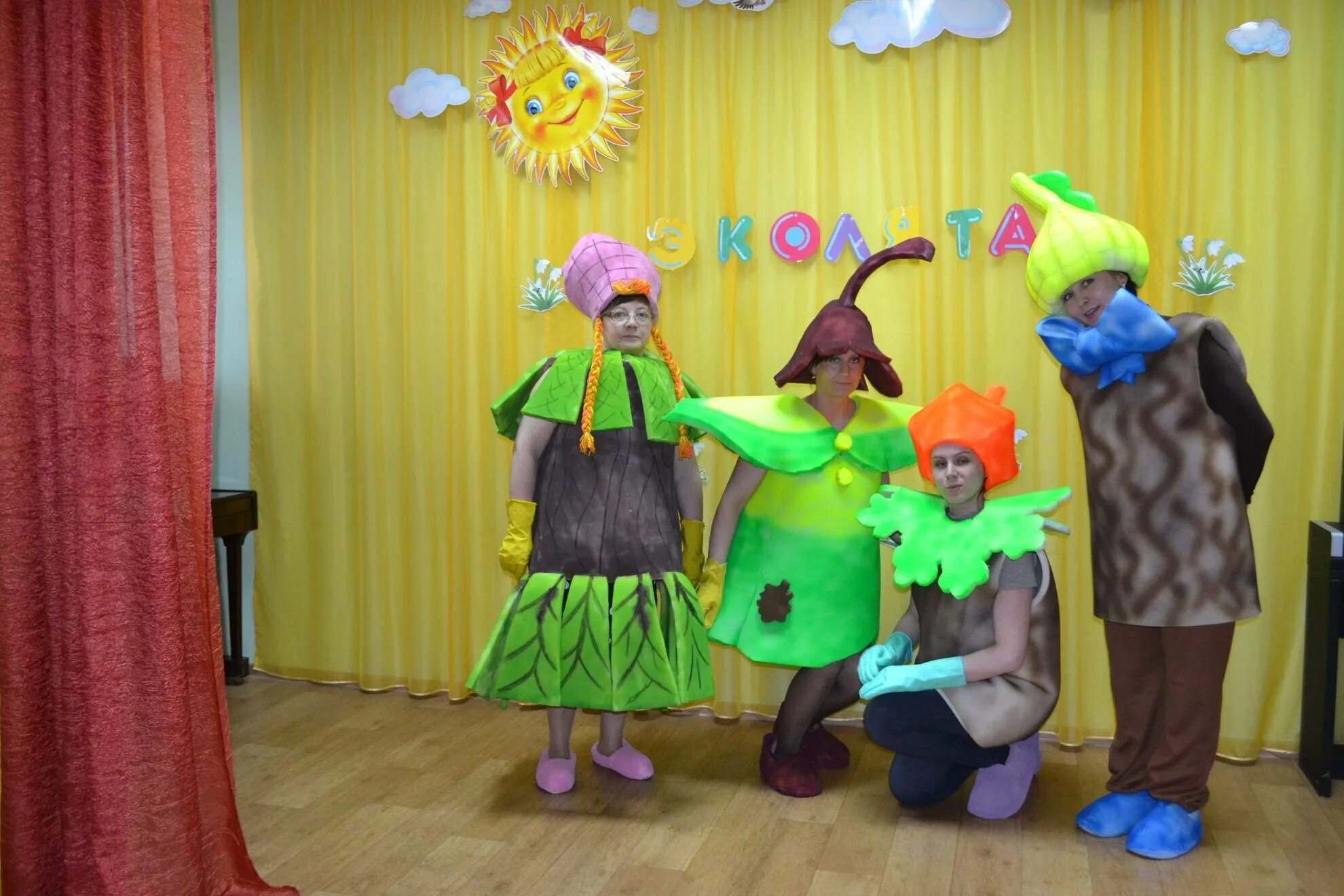 Костюм эколят из бросового материала. Костюм из бросового материала. Костюм эколят из бросового материала. Экологическое дефиле из бросового материала. Костюм из нетрадиционных материалов в садик.