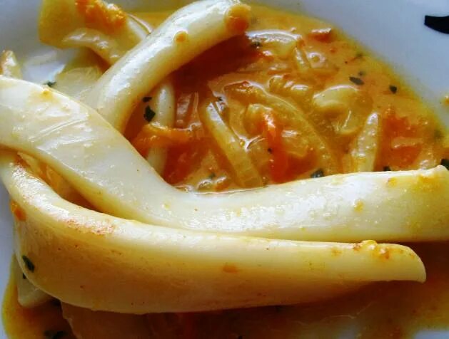 кальмары в кокосовом молоке. кальмар с картошкой на сковороде. кальмары тушеные в молоке. кальмар в кокосовом соусе. рисовая лапша с кальмарами.