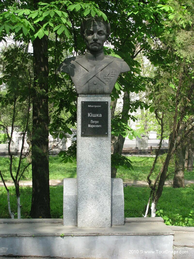 Памятник брадису. Памятник матросу кошке в севастополе. матрос кошка севастополь.