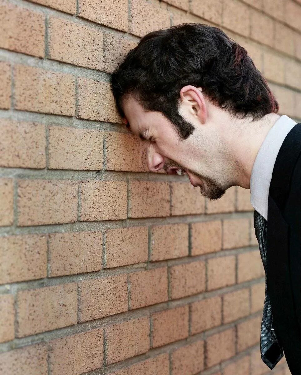 Бьется башкой. Человечки для презентации. Бьёт ся головой о стену. Стучаться головой об стену. Лбом об стену.