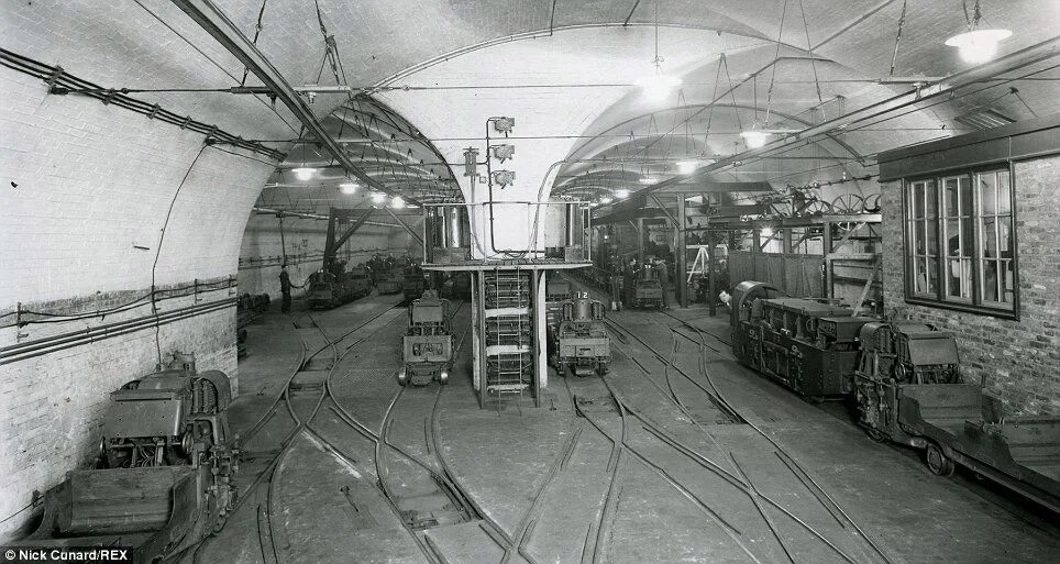 Почтовое метро. Лондонская почтовая железная дорога. метро англия 1863. почтовое метро в лондоне. лондон почтовый подземный поезд.